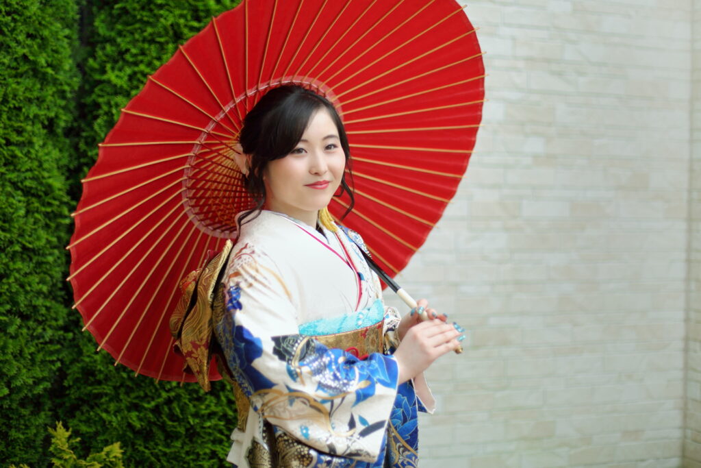和傘を持っている成人祝いの女性