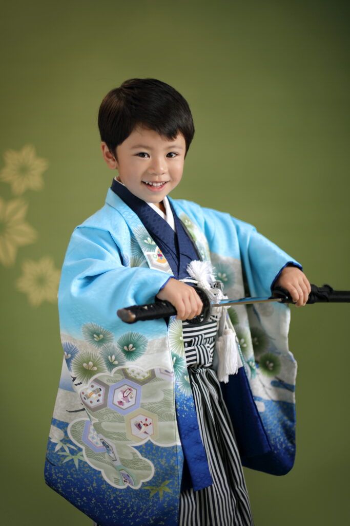 刀を持っている七五三男児